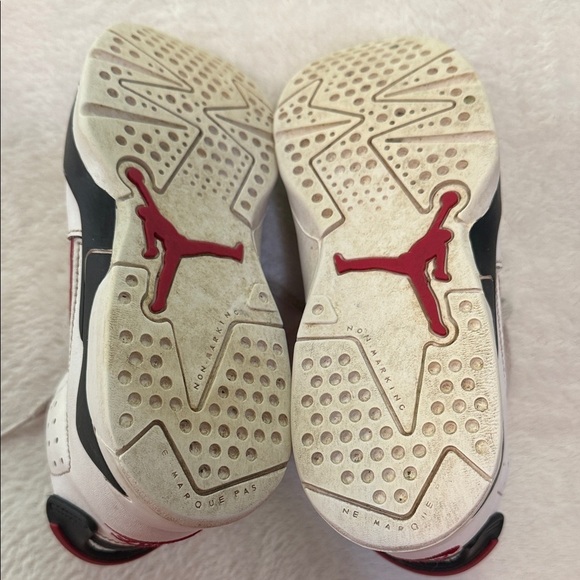 Nike Air Jordan 6 Retro “Carmine” Youth Sneakers 13.5 Little Boy - Picture 7 of 9